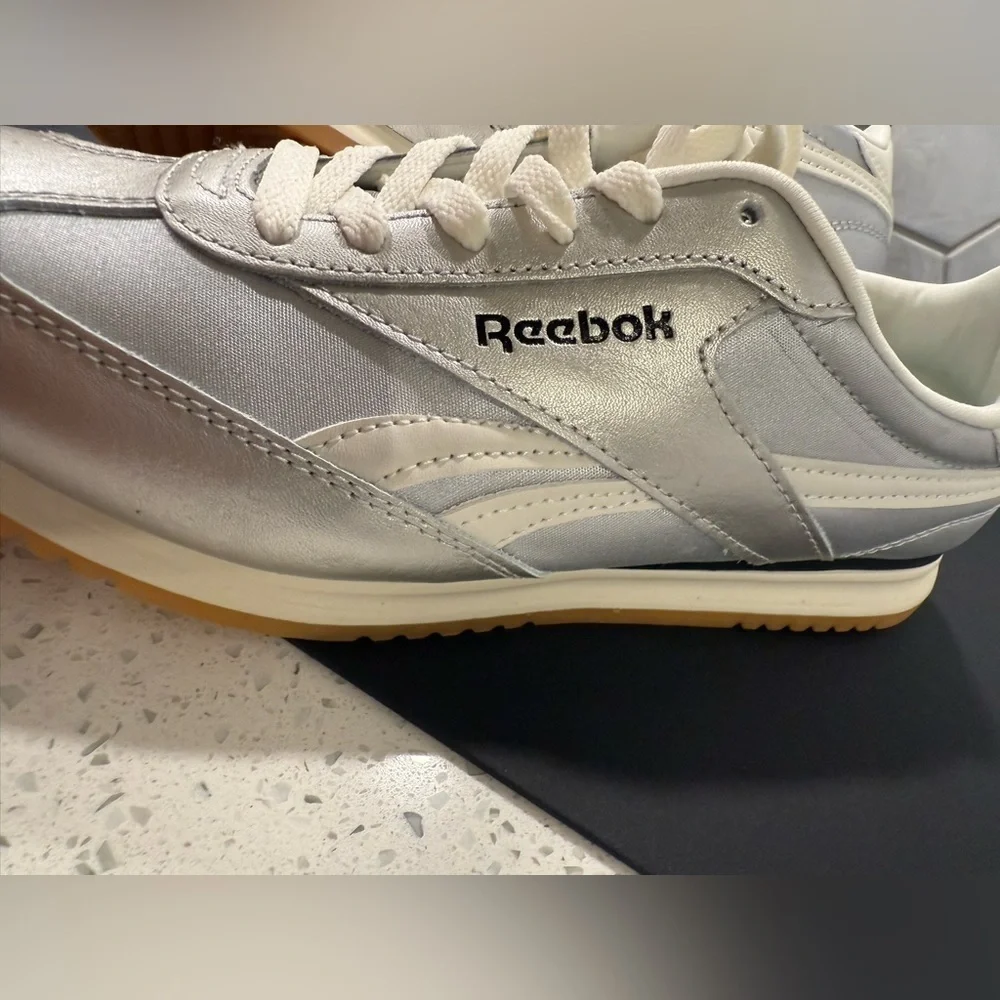 Reebok Woman’s Fiori Sneakers Silver Black White NEW Size 8 Low Tops
